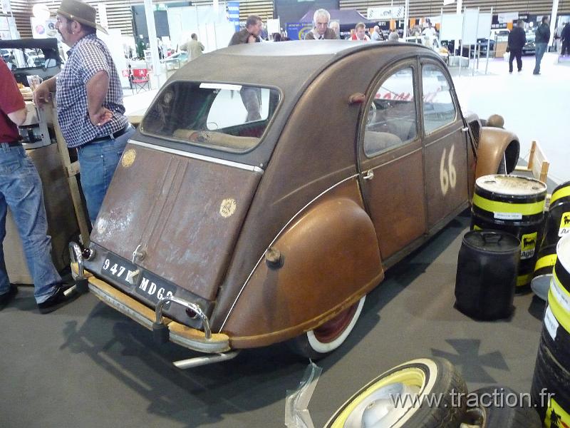 Epoquauto (97).JPG - 05/11/2010 - 69000 LYONƒPOQU'AUTO32�me Salon International Autos & Motos AnciennesCITROèN - Petite 2cv rats bien rabaissŽe...ImmatriculŽe : 947 BMD 69
